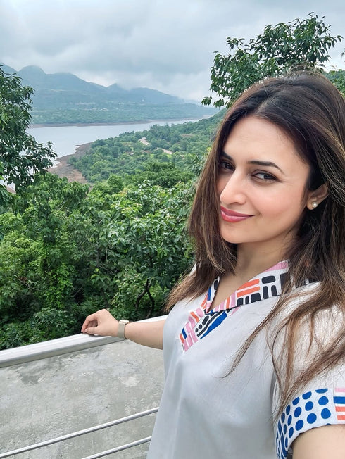 (DivyankaTripathi) Three Piece Off-White Drape Pant Set with Handbag