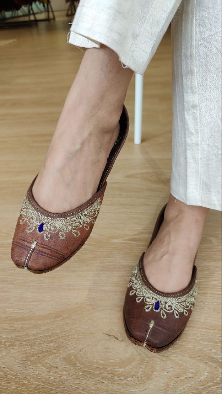 Handcrafted Tan Leather Original Zari Juttis