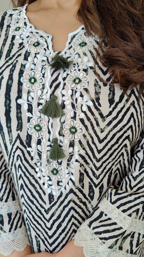 Black And White Foral Embroidered Farshi Set - view 6