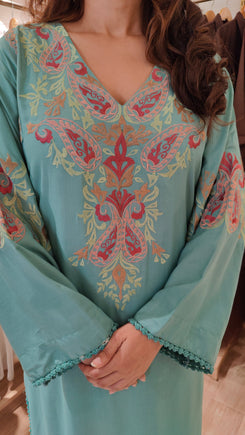Green Kashmiri Paisley Embroidered Kurta Pant Set - view 5