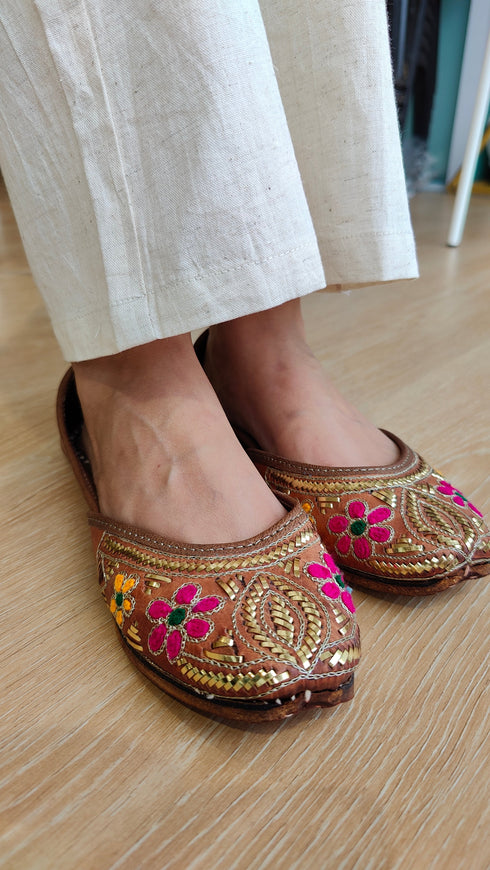 Handcrafted Gold Mukaish & Floral Thread Work Juttis