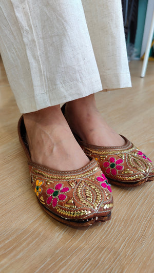 Handcrafted Gold Mukaish & Floral Thread Work Juttis