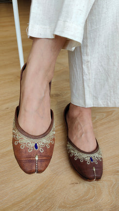 Handcrafted Tan Leather Original Zari Juttis - view 3