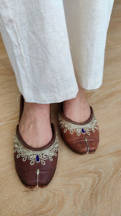 Handcrafted Tan Leather Original Zari Juttis - view 4
