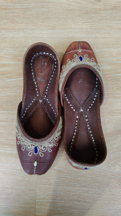 Handcrafted Tan Leather Original Zari Juttis - view 5