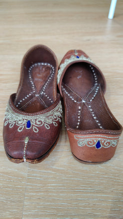Handcrafted Tan Leather Original Zari Juttis - view 6