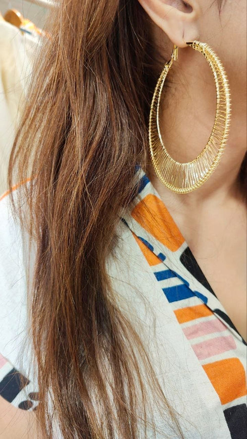 (DivyankaTripathi) Three Piece Off-White Drape Pant Set with Handbag