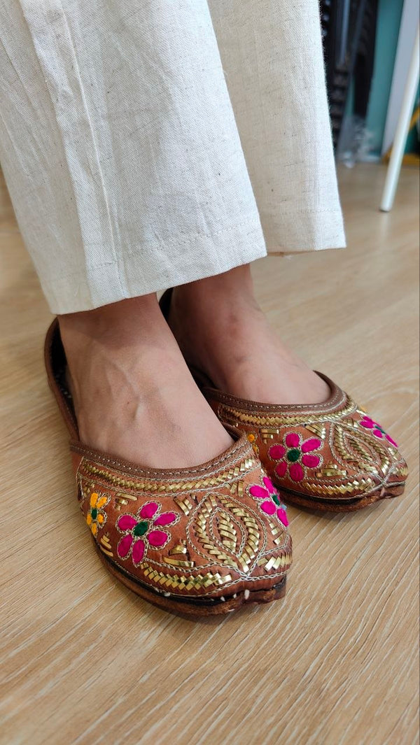 Handcrafted Gold Mukaish & Floral Thread Work Juttis